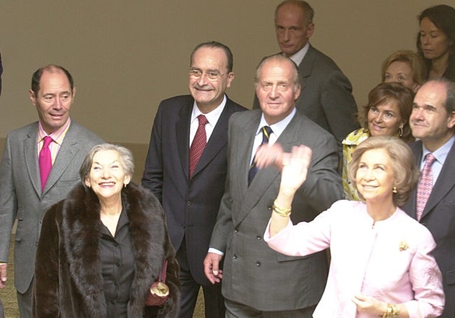 Claude Ruiz-Picasso (primero por la izq.), junto al rey y la reina en la inauguración del Museo Picasso Málaga en 2003.