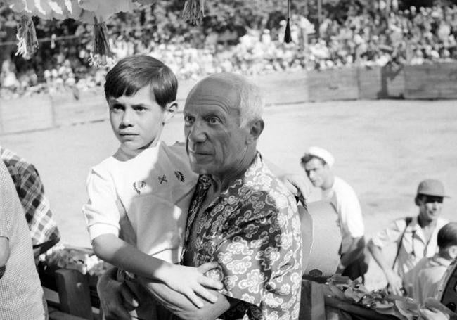 Pablo Picasso, en una foto antigua, con su hijo Claude en una corrida de toros.