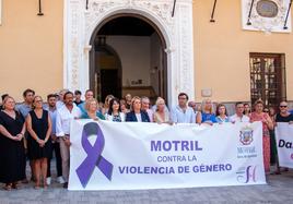 Minuto de silencio ante el Ayuntamiento de Motril.