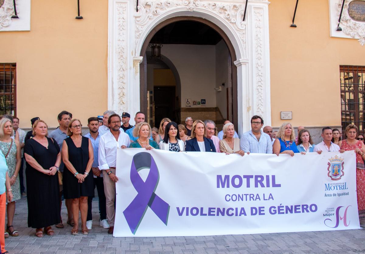 Minuto de silencio ante el Ayuntamiento de Motril.