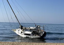 Embarcación varada en la playa de San Pedro, cerca del chiriguito Nuevo Reino.