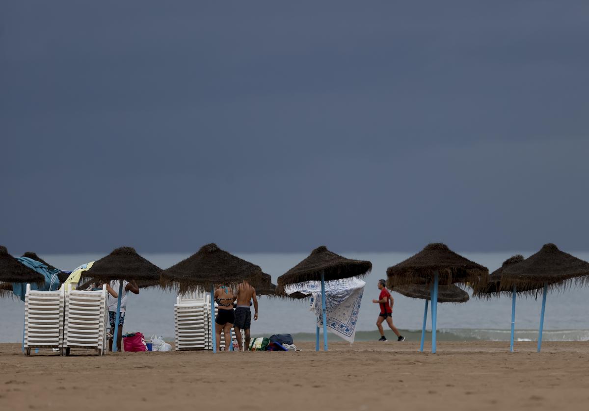 La playa de la Malvarrosa, en Valencia, tras la tormenta caída anoche.