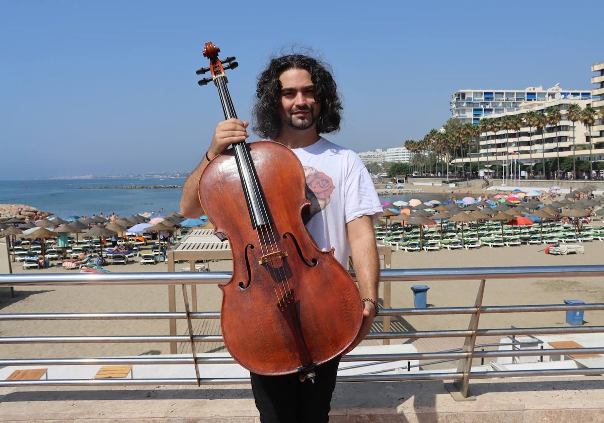 Tin Fernández, con el primer violonchelo que tuvo y que acaba de restaurar.