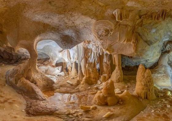 Estudiantes malagueños recogen firmas para proteger la Cueva de Estegamitas de La Araña