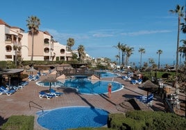 Vista de la zona de las piscinas de un hotel en la Costa del Sol.