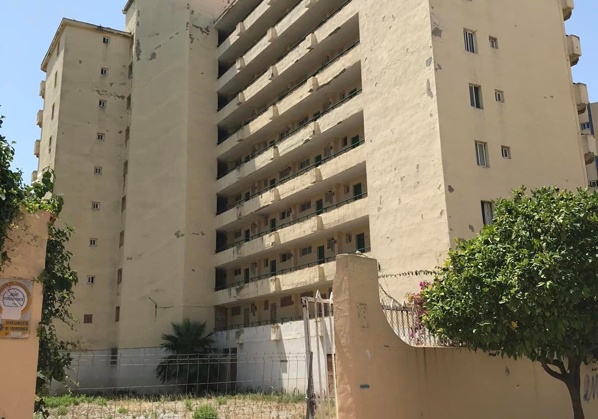 Estado de los antiguos apartamentos Javisol, en Fuengirola.