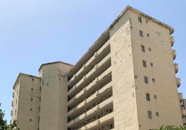 Estado de los antiguos apartamentos Javisol, en Fuengirola.