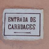 Letrero de entrada de carruajes en calle Salinas.