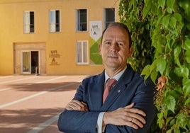 José Ignacio García Pérez, rector de la UNIA, ante la sede del Rectorado, en la isla de La Cartuja.