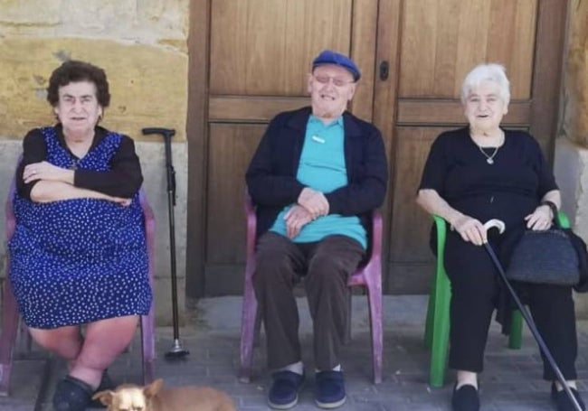 Pepa Baeza; junto a su marido, José Sánchez; y su hermana, Salvadora Baeza.