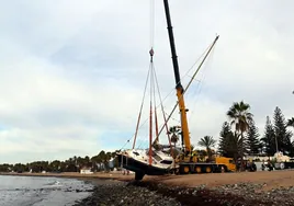 Retirada del velero encallado en la playa de San Pedro.