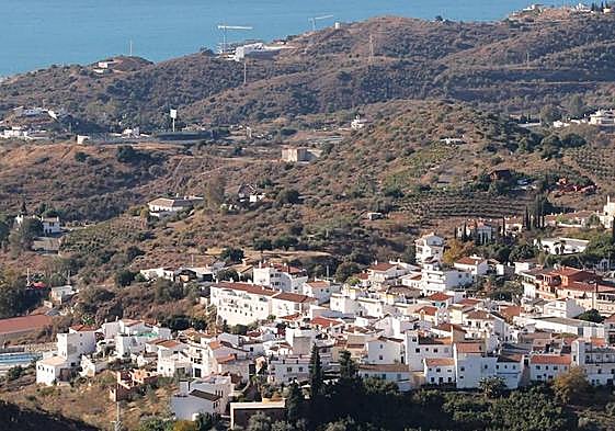 Ubicación. Esta pequeña población está situada en una posición elevada y rlativamente cercana al mar.