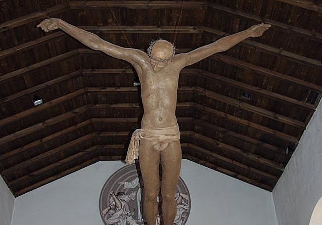 Iglesia. En la parroquia resulta sobrecogedora la imagen de un cristo que parece flotar en el aire.