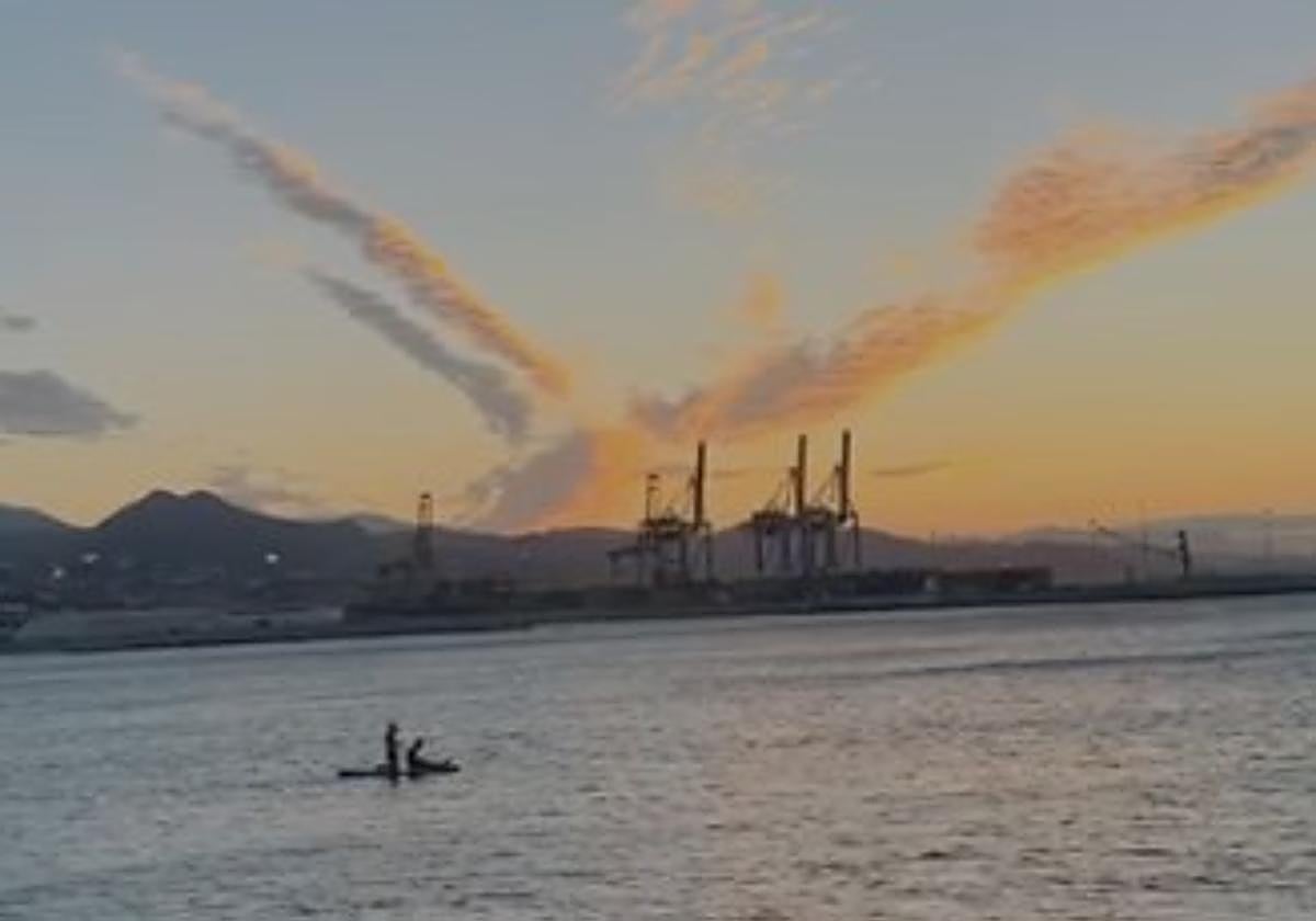 Captan en un vídeo a los dos amigos desaparecidos en Málaga cuando salían a hacer pádel surf