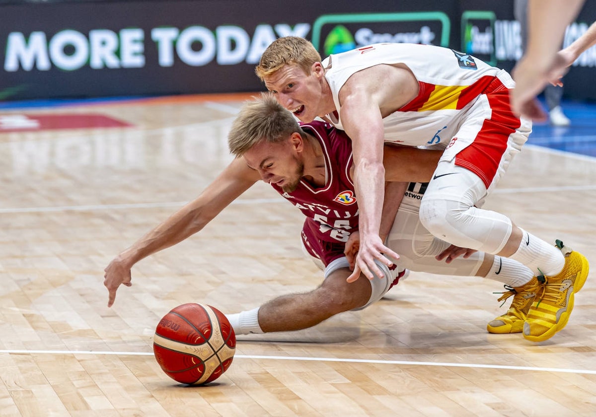 Alberto Díaz, ayer en una acción defensiva ante Artur Zagars.