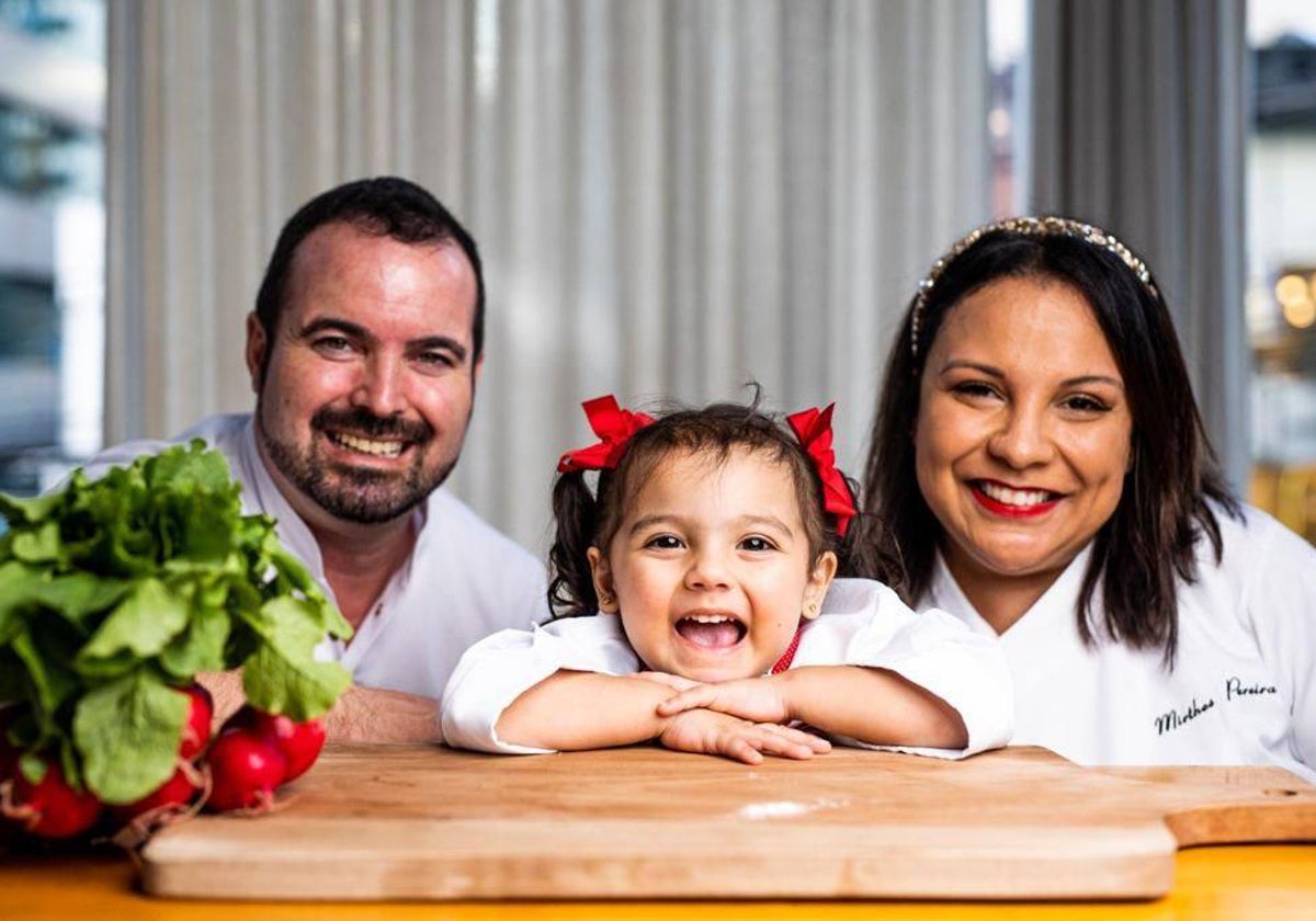 Francis Navarro, junto a su mujer Mirthes y su hija Gabriela.