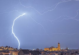 Vista de la ciudad de Málaga al inicio de una tormenta