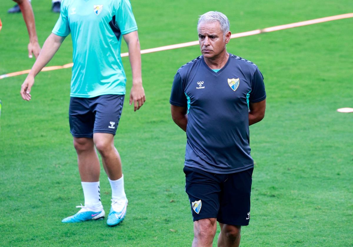 El técnico del Málaga, Sergio Pellicer, durante un entrenamiento del equipo.