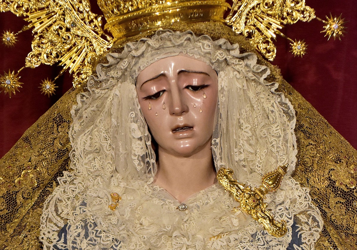Una Dolorosa de Sevilla rinde homenaje a la Patrona de Málaga en su atavío