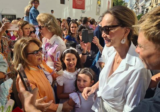 Isabel Preysler se ha dado un rápido, pero intenso baño de multitudes camino de la plaza.