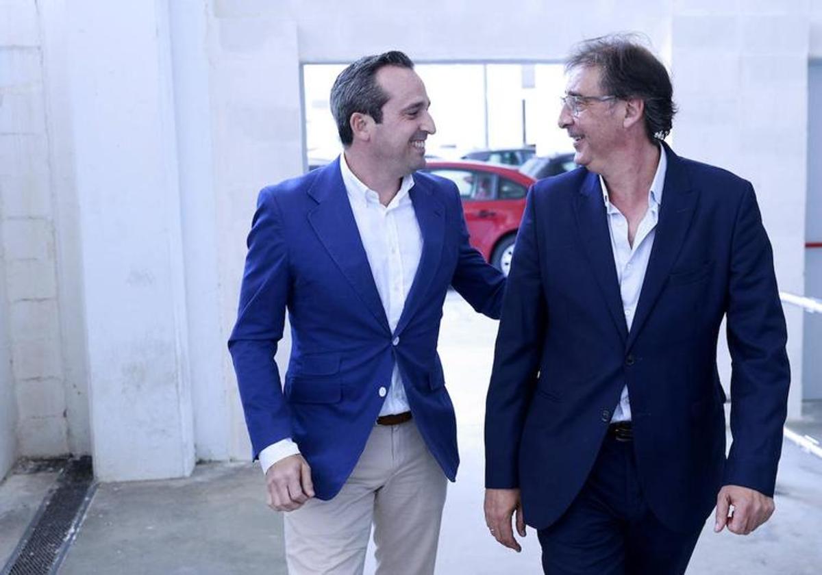 Imagen de archivo del director general Kike Pérez y el director deportivo Loren Juarros en los pasillos de La Rosaleda durante este verano.