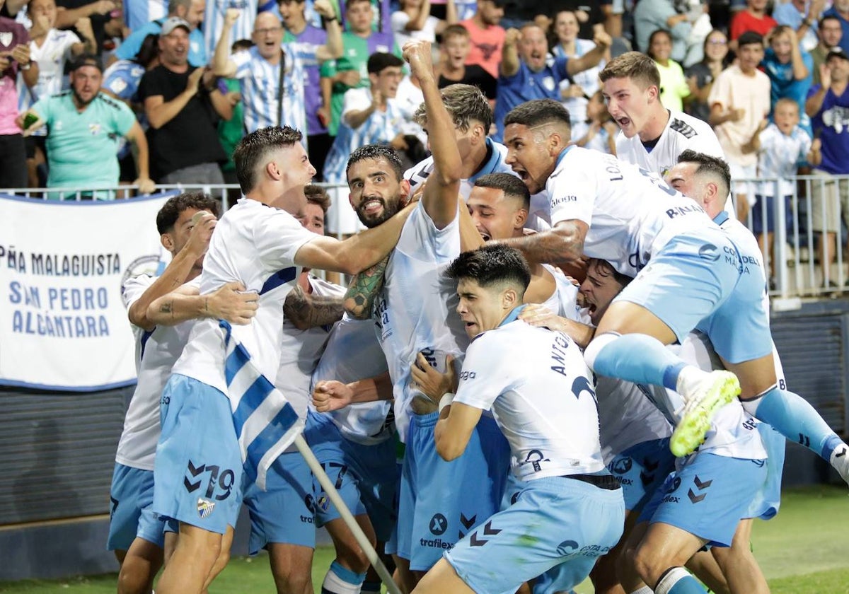 Galilea, en el centro, celebra el gol del triunfo en La Rosaleda.