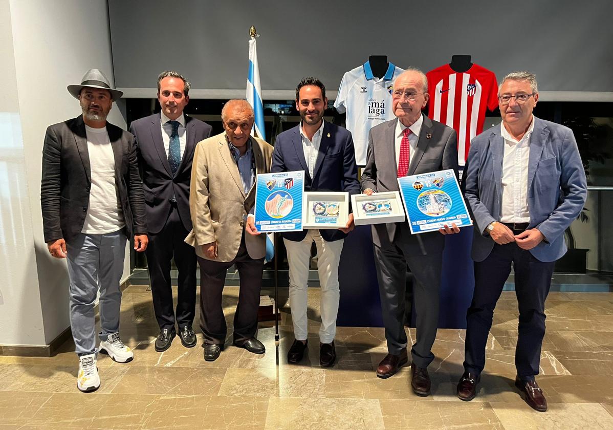 Foto en el antepalco de La Rosaleda en el partido Málaga-Atlético B donde el club entregó a los ayuntamientos de Málaga y Marbella los brazaletes personalizados para homenajear a las dos ciudades. El alcalde de Málaga, Francisco de la Torre, posa el segundo por la izquierda junto al presidente de la Diputación, Francisco Salado.