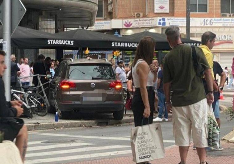 Al menos dos afectados al invadir un coche la terraza de una cafetería en Málaga