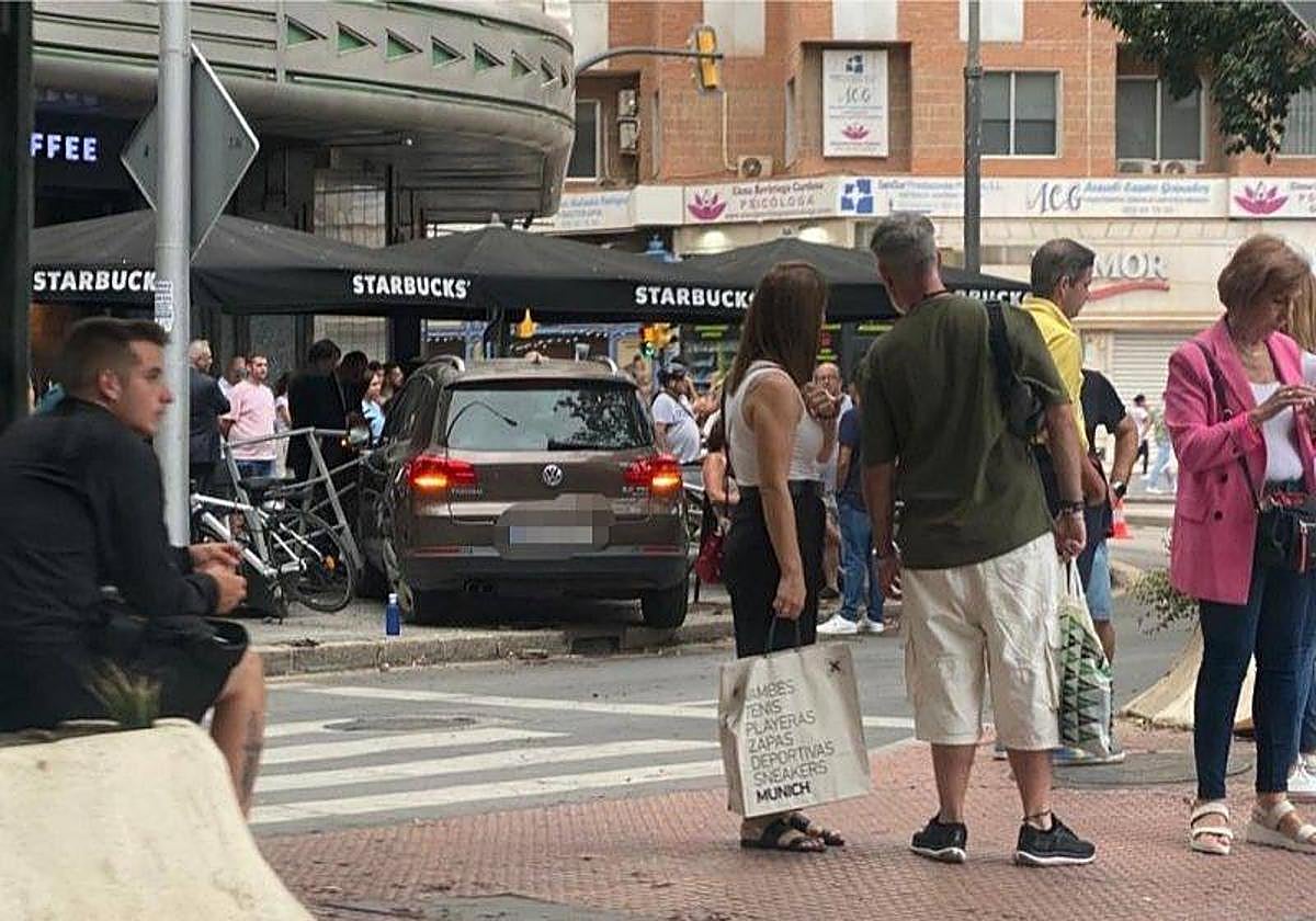 El coche acidentado, en la terraza de la cafetería.