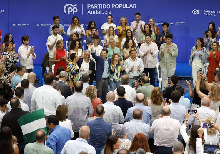 Imagen principal - Moreno advierte de que Andalucía «plantará cara ante cualquier acción que suponga la falta de igualdad entre españoles»