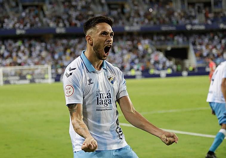 Nelson Monte celebra el gol de la victoria que marcó su compañero Galilea, con el que formó pareja de centrales ante el Atlético B.