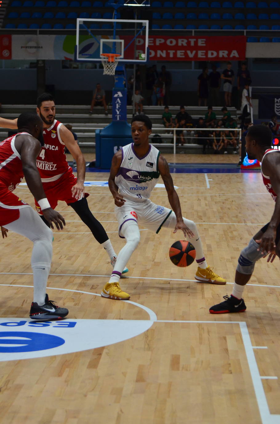 El Unicaja-Benfica de la final del Torneo EncestaRías, en imágenes