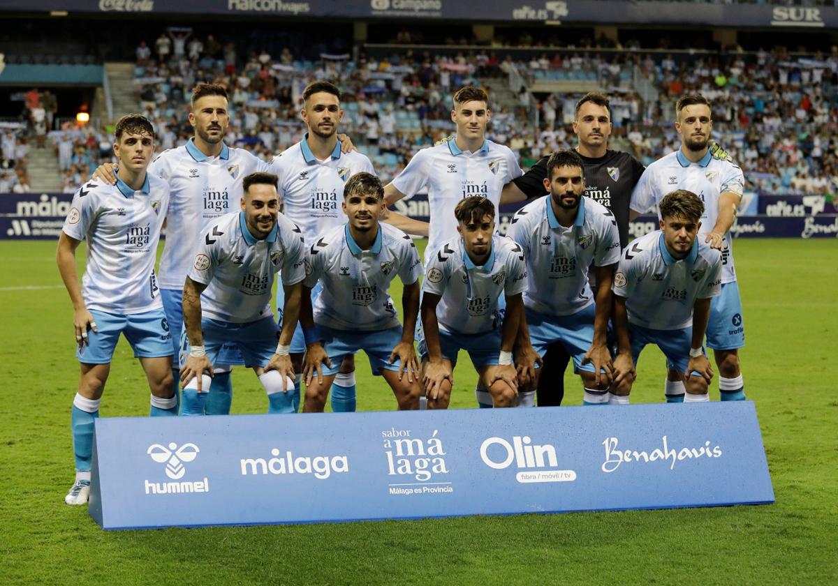 Imagen del once inicial del Málaga ante el Atlético de Madrid B en La Rosaleda.