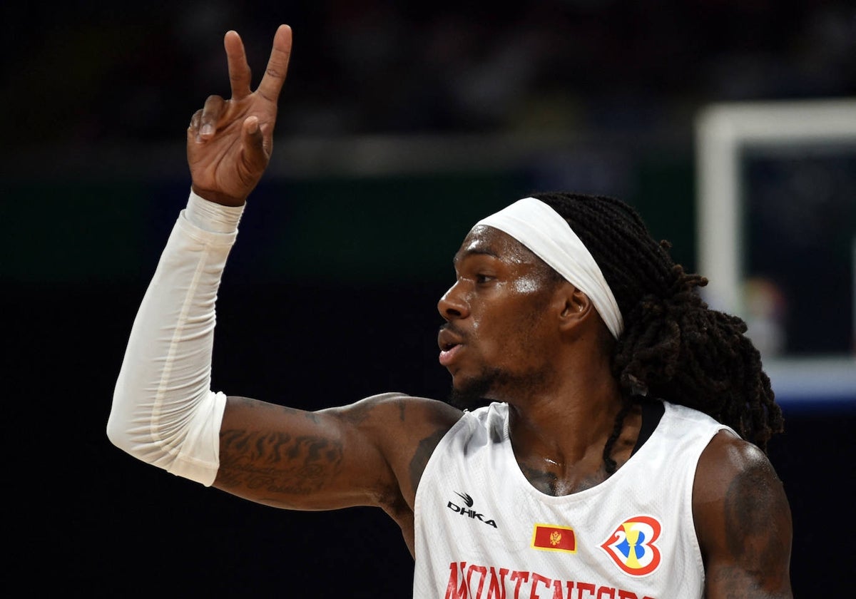 Kendrick Perry dirige jugada en un partido con Montenegro en el Mundial.