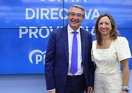Una imagen de archivo de Francisco Salado y Patricia Navarro, en la sede del PP de Málaga.