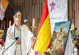 El cardenal arzobispo México Carlos Aguiar Retes, junto a la obra de Berzosa.
