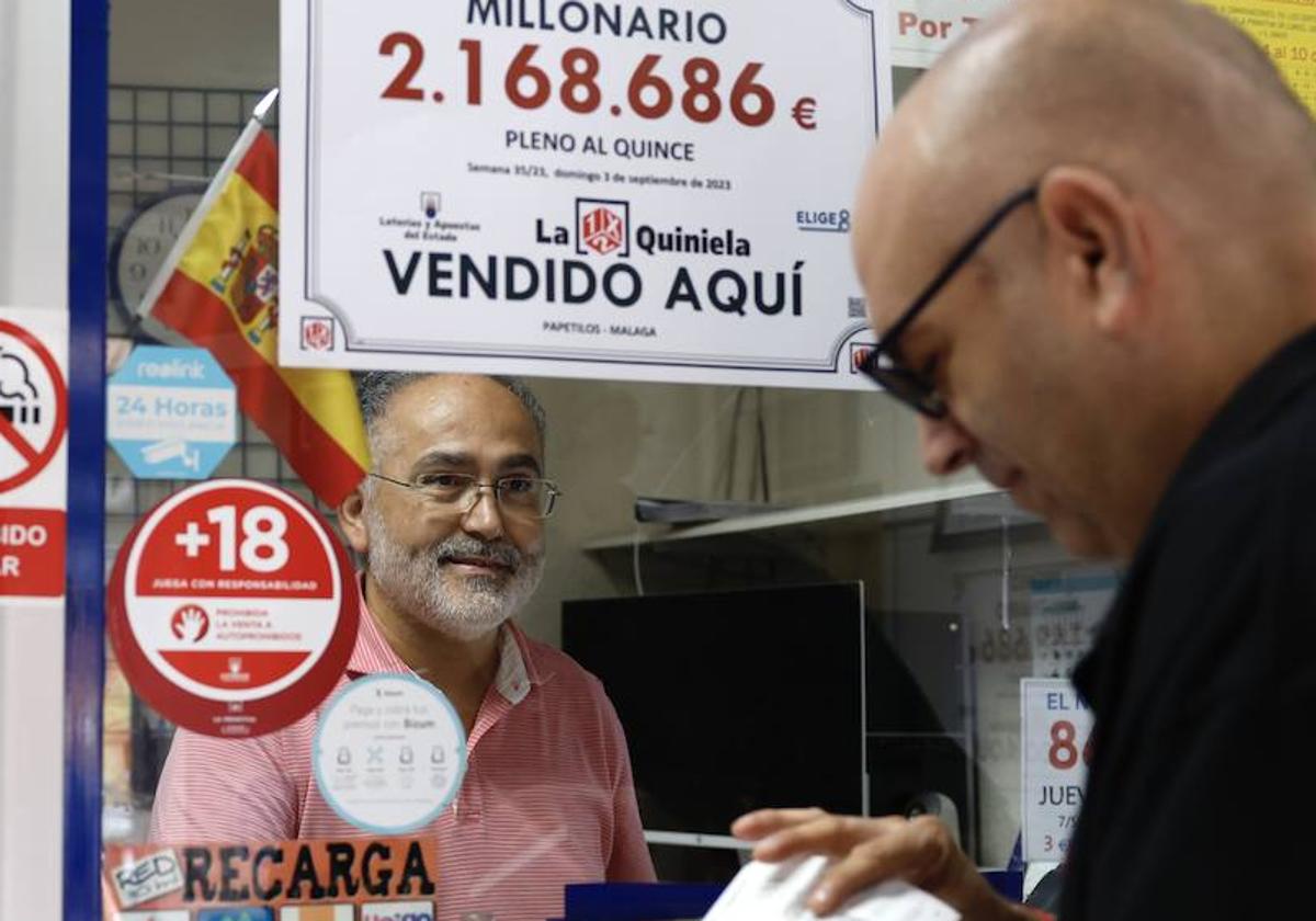 Jorge Palomo, lotero de la dministración encargada de validar el boleto premiado