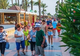 Turistas en el paseo marítimo de Torremolinos.