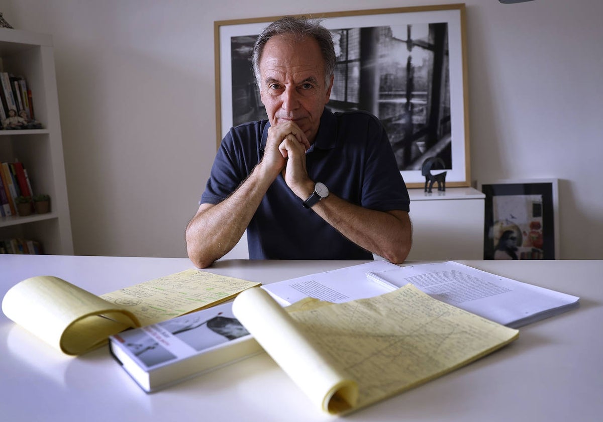 Antonio Soler, con las notas previas a su nueva novela, 'Yo que fui un perro'.