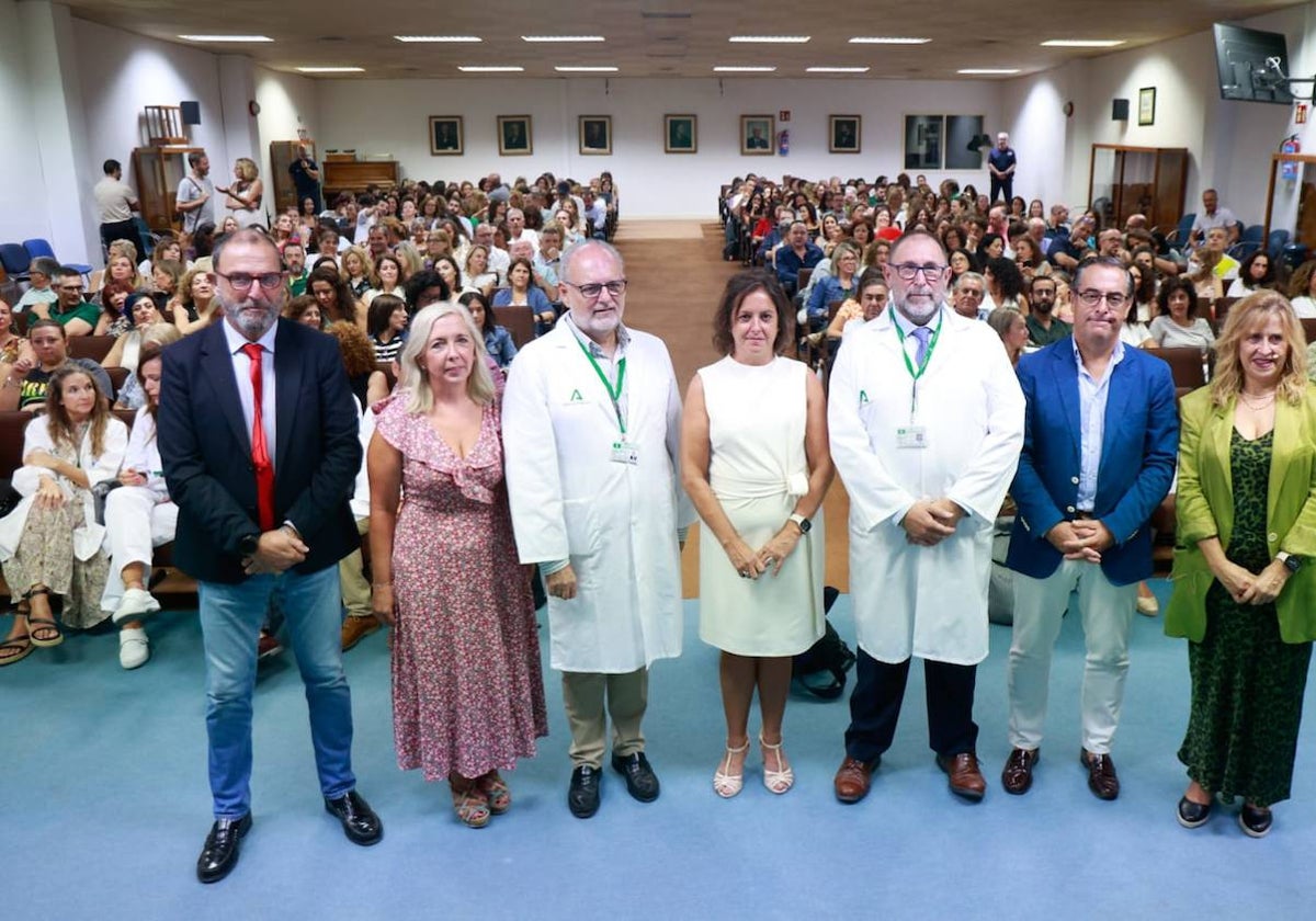 La consejera de Salud y Consumo, Catalina García, junto a otros representantes sanitarios en el Hospital Clínico de Málaga.