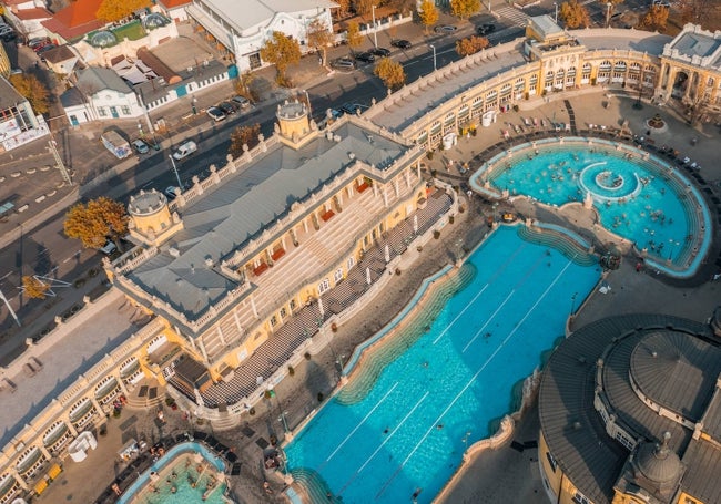 Vista de los populares baños de Széchenyi.