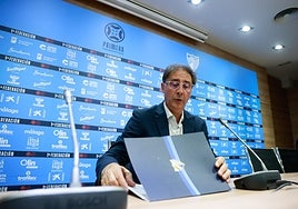 Loren saca un documento con la plantilla del Málaga de su carpeta.