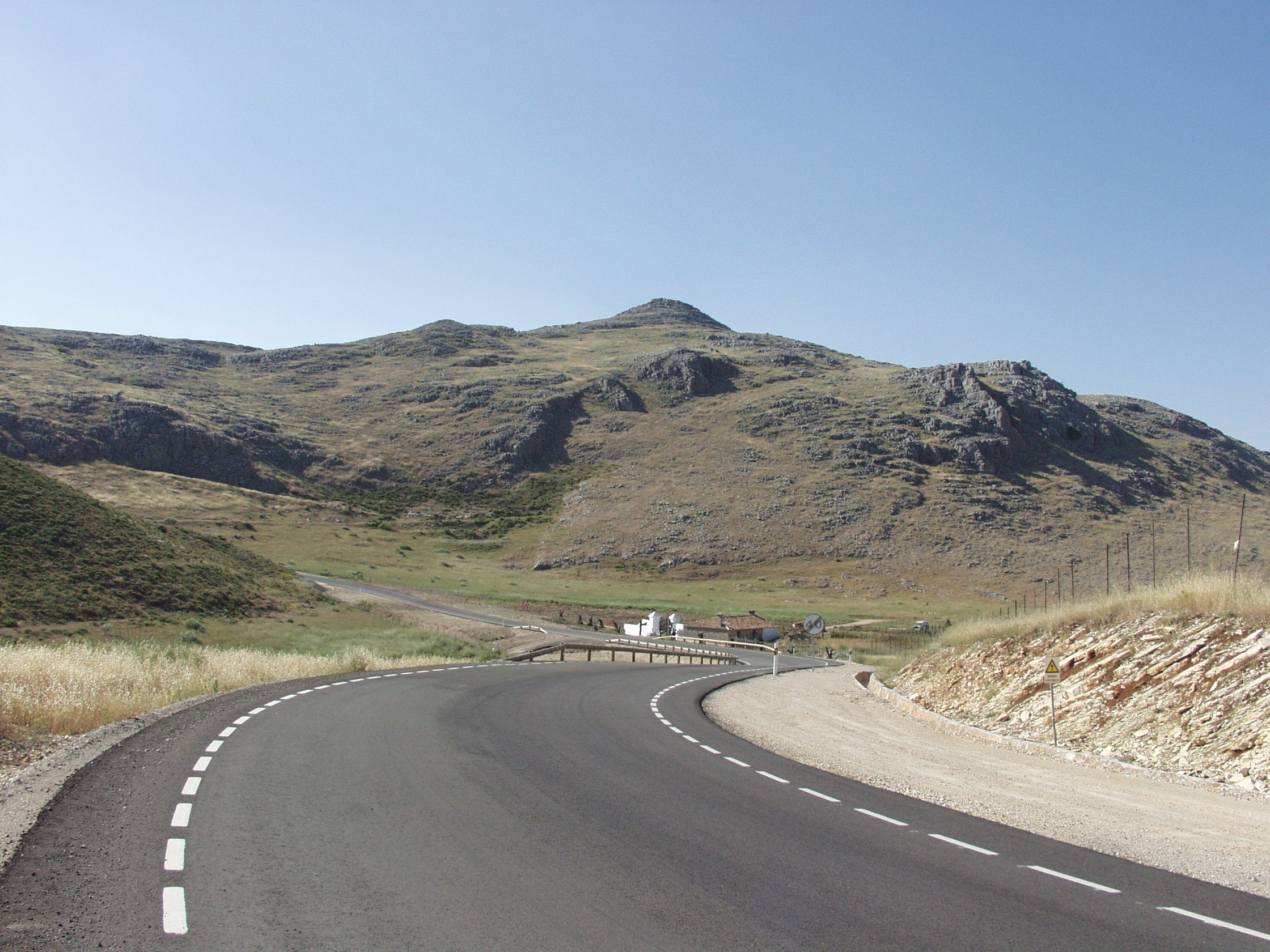 Esta carretera atraviesa el puerto de Encinas Borrachas.