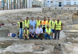 Visita de Jorge Gallardo, Miguel García, Juan Francisco Lumbreras y Francisco Melero a la fase final de la excavación de la plaza de la Constitución de Cártama.