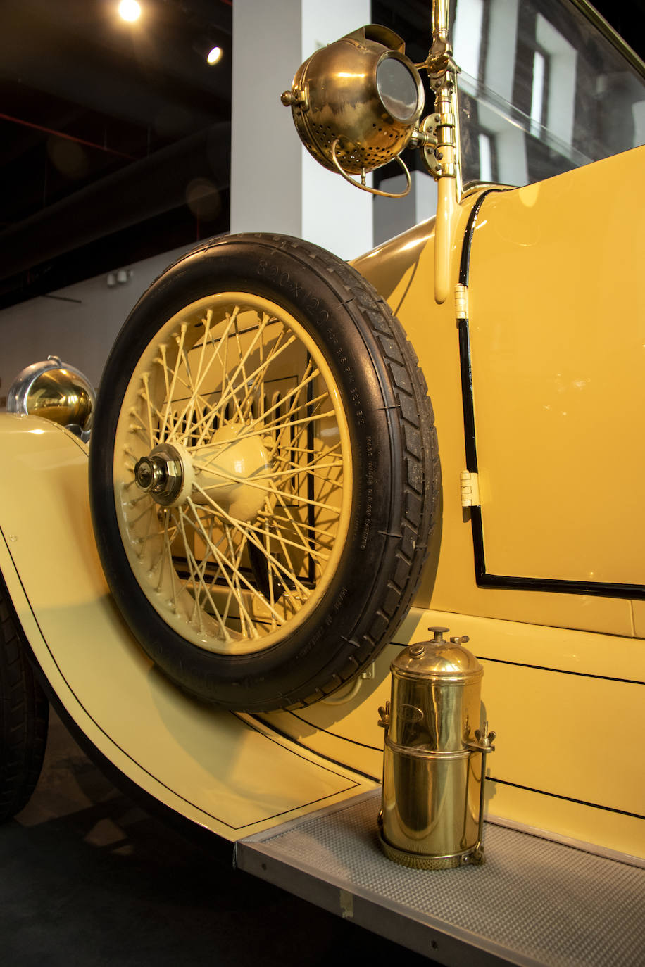 Debido a su enorme tamaño y para mejorar la visibilidad, el Hispano-Suiza España Torpedo Barcelona Tourer contaba con cuatro retrovisores en vez de dos. Dos colocados en el pilar A y otros dos en la parte delantera del capó.