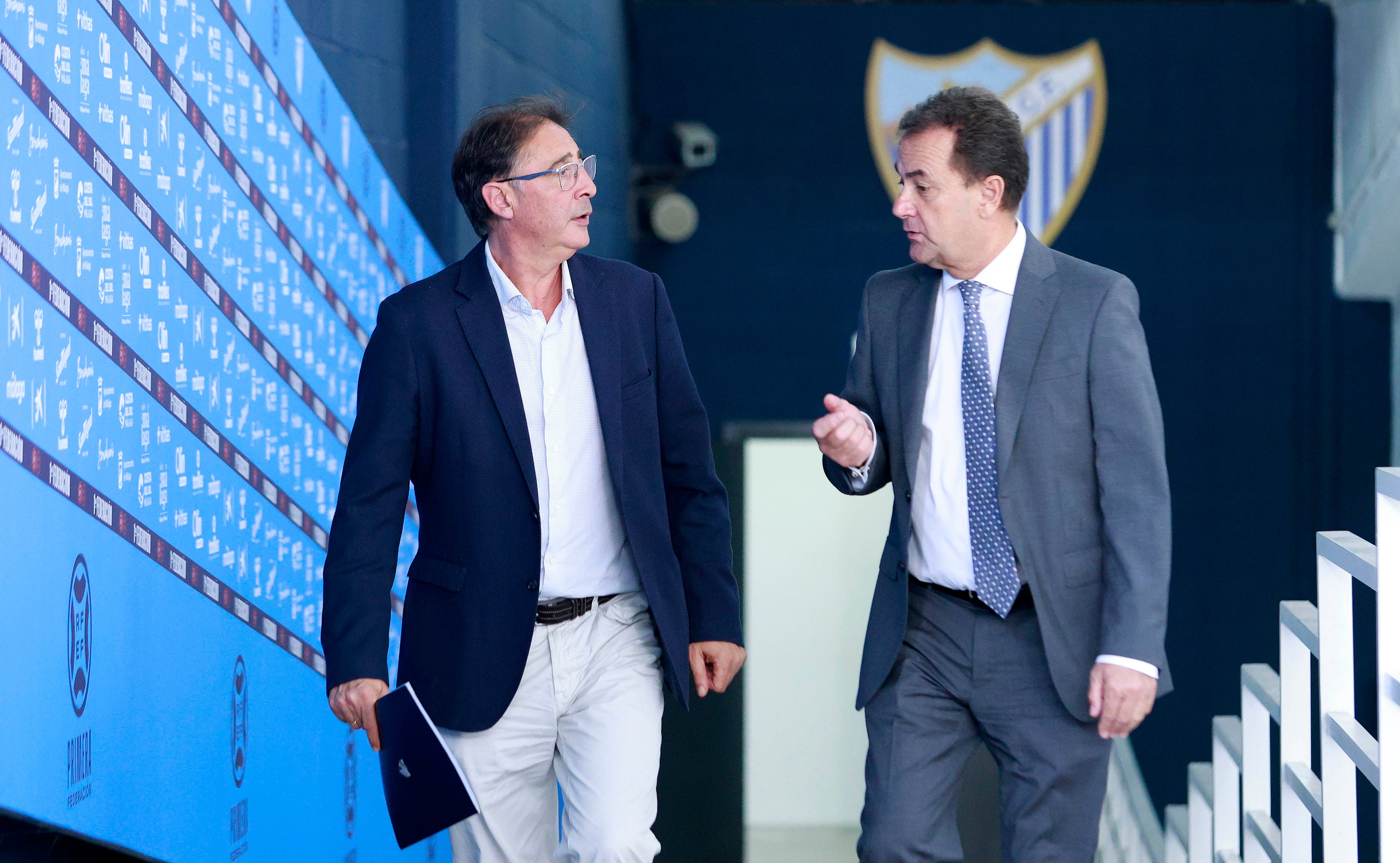 Loren Juarros camina junto al administrador judicial, José María Muñoz, por un pasillo de La Rosaleda.