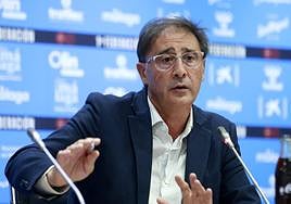 El director deportivo del Málaga, Loren Juarros, en un momento de su rueda de prensa sobre el mercado de fichajes en la sala de prensa del estadio de La Rosaleda.