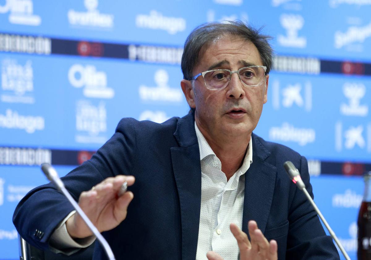 El director deportivo del Málaga, Loren Juarros, en un momento de su rueda de prensa sobre el mercado de fichajes en la sala de prensa del estadio de La Rosaleda.