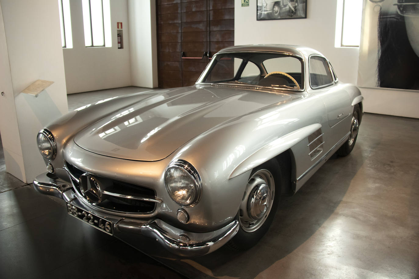 Más conocido como «alas de gaviota», el 300 SL es considerado uno de los primeros superdeportivos de la historia. Presentado en 1954 en Nueva York, consiguió conquistar rápidamente los corazones del público, que vieron como sus peculiares formas y sus características técnicas le convertirían en un icono desde su lanzamiento.