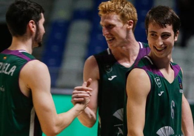 Santos (derecha), junto a Brizuela y Alberto Díaz en un partido del Unicaja.